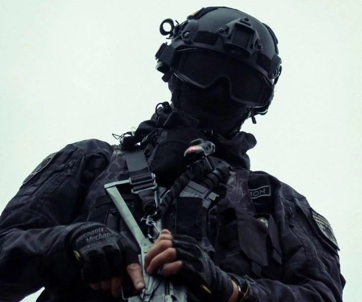 Polizist im Einsatz mit Rnharts SHIELD Ausrüstung